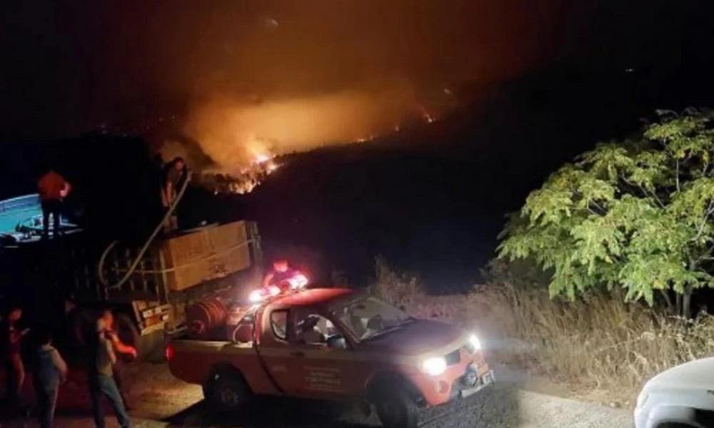 Φωτιά στη Γορτυνία: Δραματικές στιγμές - Ολονύχτια μάχη να μην περάσει στο Μαίναλο - Κάηκαν σπίτια, εκκενώθηκαν χωριά (upd)